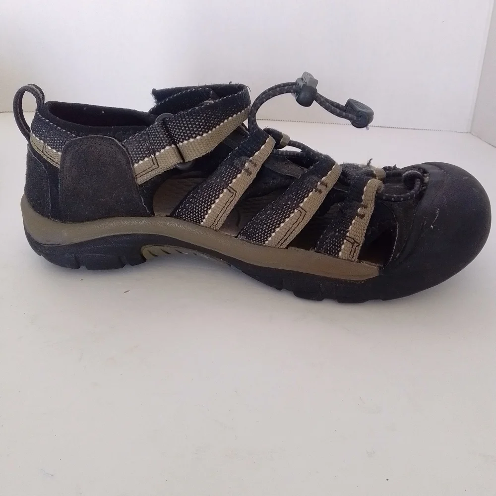 Keen Newport H2 closed toe sandal size 4